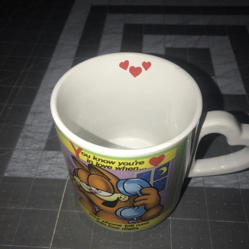 1978 Garfield the Cat Coffee Mug Heart Handle KNOW YOU'RE IN LOVE Phone Enesco‎